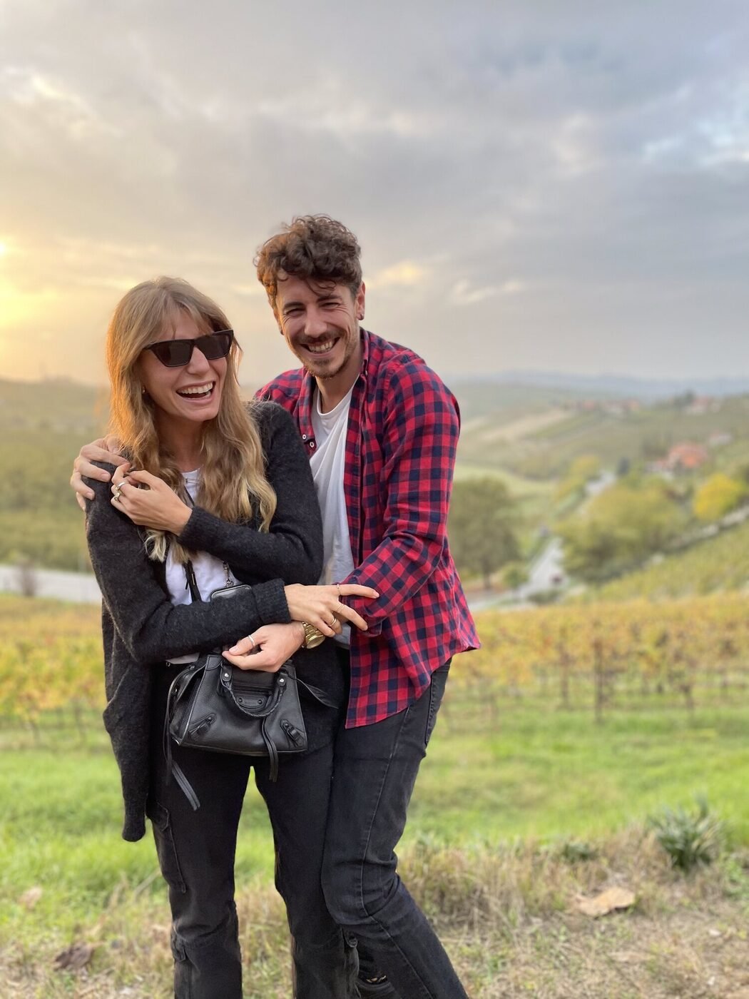 Giulia e Alessandro tra i vigneti